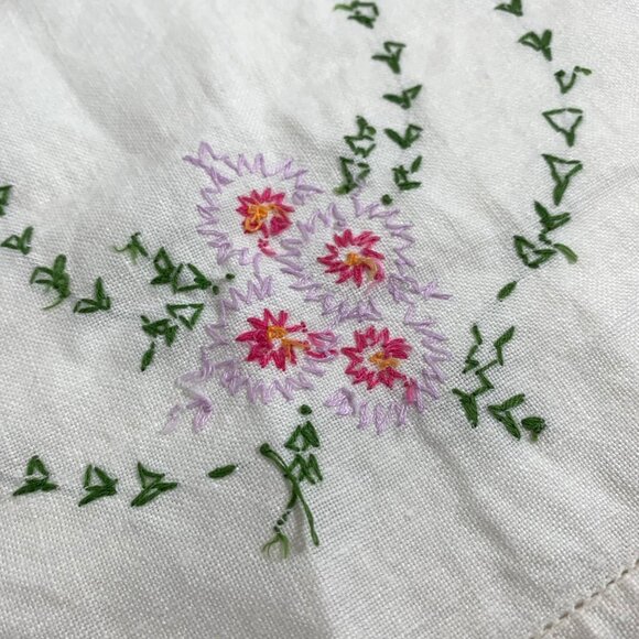 Vintage Cottagecore Hand-Embroidered Floral Rectangular Table Runner Linen - Picture 6 of 9